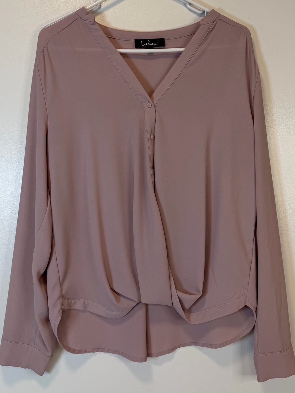 Lulus Mauve Button-Front V-Neck Blouse Looping high low hem Women’s Large